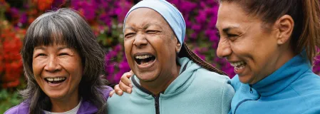 Drei Frauen lachen herzlich