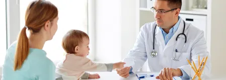 Arzt erkl&auml;rt Kind und Mutter Typ-1-Diabetes