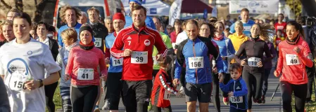 L&auml;ufer und L&auml;uferinnen beim Family fun run in Dresden