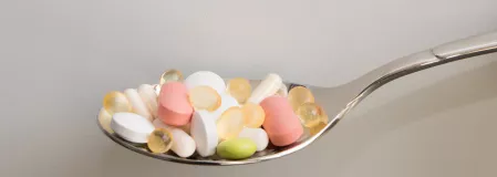 Nahrungsergänzungsmittel in Form von Tabletten - Vitamine, Pillen Nahrungsergänzungsmittel in Form von Tabletten - Vitamine, Pillen