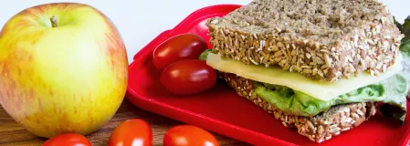 Brot, Obst und Gemüse für die Schulpause