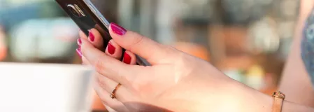 Frau mit App auf Smartphone Frau mit App auf Smartphone