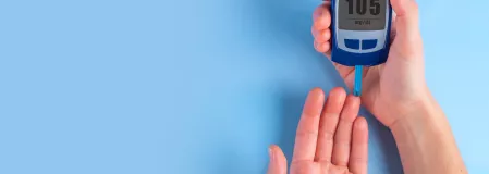 Blutzuckermessen, blauer Hintergrund Blutzuckermessen, blauer Hintergrund