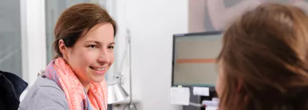 Diabetesberaterin und Patient im Gespr&auml;ch