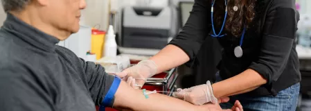 Mann beim Blut abnehmen Mann beim Blut abnehmen