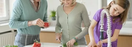 Familie mit Kind beim Kochen Familie mit Kind beim Kochen