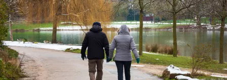 Paar geht im Winter spazieren