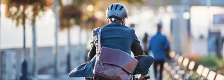 Mann fährt mit dem Fahrrad zur Arbeit Mann fährt mit dem Fahrrad zur Arbeit