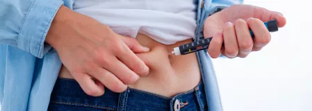 Frau benutzt Insulinpen Frau benutzt Insulinpen