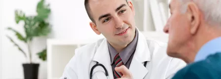 Arzt erl&auml;utert seinem Patienten ein Rezept