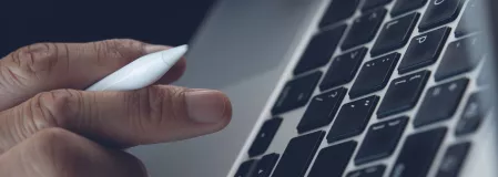 Mann arbeitet am Laptop Mann arbeitet am Laptop