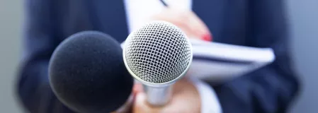 Interviewer mit Mikrofon Interviewer mit Mikrofon