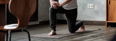 Mann macht Sport zuhause Mann macht Sport zuhause