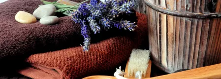 Saunaaufguss, Lavendel und Handtücher Saunaaufguss, Lavendel und Handtücher
