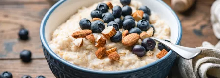 Haferbrei mit Blaubeeren und Mandeln Haferbrei mit Blaubeeren und Mandeln