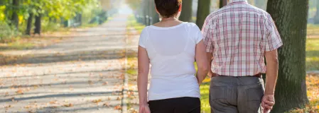 Paar geht spazieren im Park Paar geht spazieren im Park