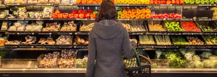 Frau im Supermarkt Frau im Supermarkt