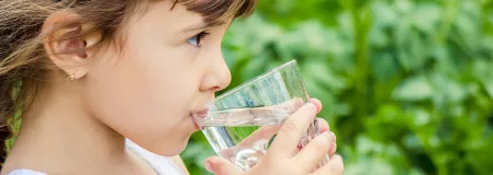 Kind trinkt Wasser Kind trinkt Wasser
