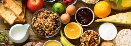 Vegetarische Nahrungsmittel, Eier, Milchprodukte Verschiedene vegetarische Lebensmittel inkl. Eier und Milchprodukte auf einer Platte arrangiert