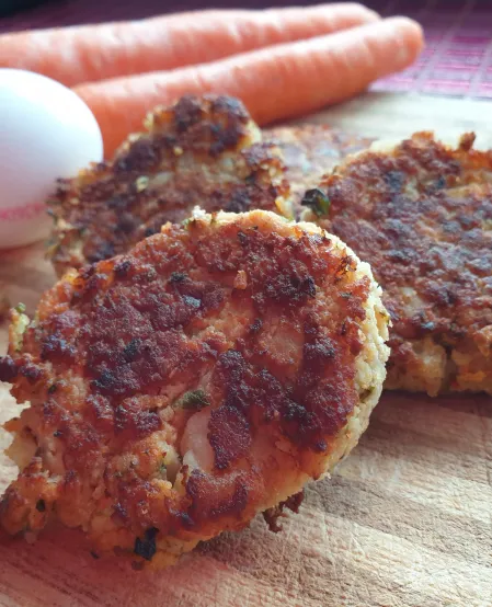 Die Kartoffel-Karotten-Pl&auml;tzchen sehen aus wie klassische Hackfleischfrikadellen
