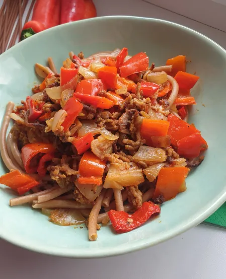 Vollkornpasta mit Hack und Paprikastücken