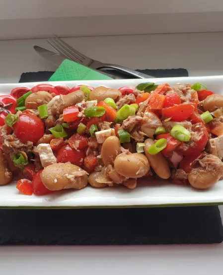 Bohnensalat mit Gemüse Bohnensalat aus weißen Bohnen mit Paprika, Kirschtomaten und Lauchzwiebeln