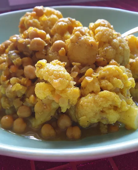 Curry-Blumenkohl mit Kichererbsen und Linsen