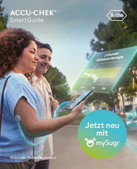 Frau und Mann stehen vor futuristischem Bildschirm, der vor ihnen in der Luft zu schweben scheint, dazu der Text "Jetzt neu mit mySugr"