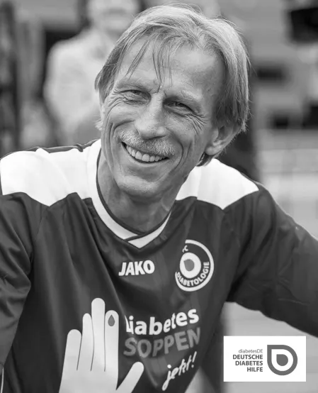 Foto von Christoph Daum, Trainer des FC Diabetologie, in schwarz-weiß
