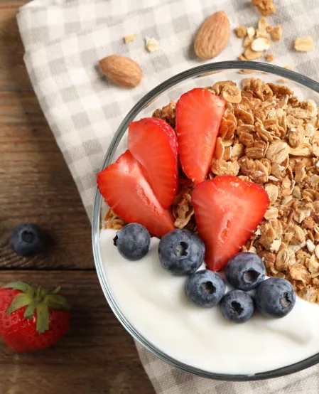 Joghurt mit Beeren Müsli und Joghurt mit Erdbeeren und Blaubeeren