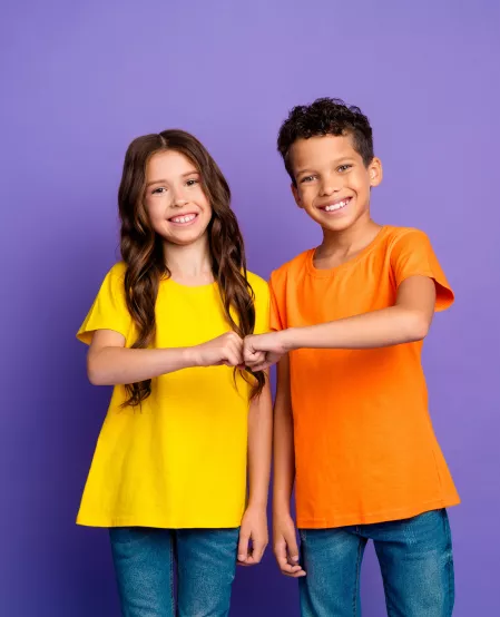 Junge und Mädchen_Schulkinder Junge und Mädchen_Schulkinder