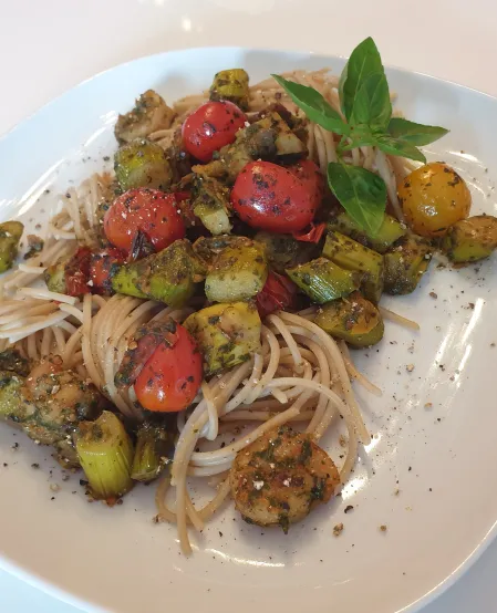Spaghetti mit gr&uuml;nem Spargel, Garnelen und Kirschtomaten.