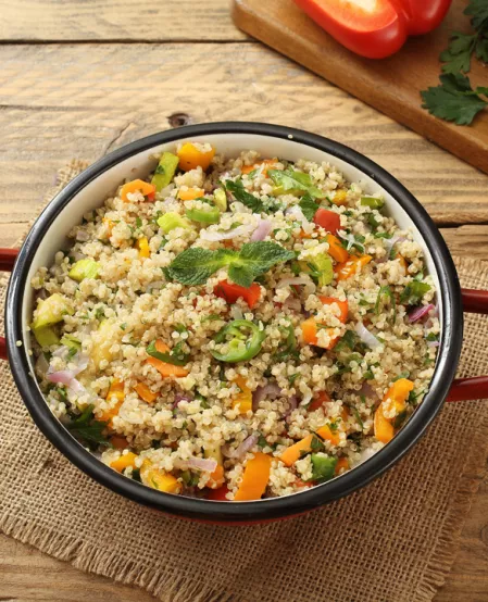 Quinoa mit Grillgemüse Quinoa mit buntem Grillgemüse und garniert mit Minze