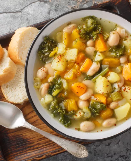 Kartoffelsuppe Kartoffelsuppe mit Gemüse und Bohnen