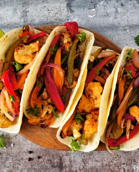 Tacos gefüllt mit gegrilltem Gemüse