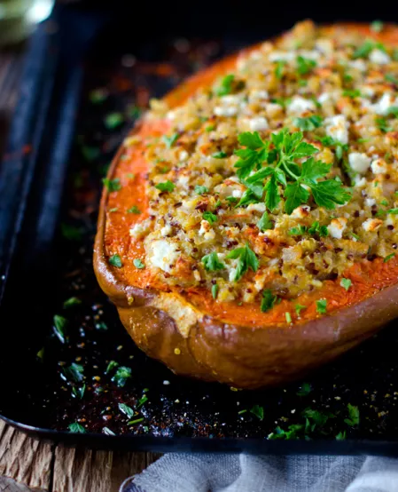 Der mit Quinoa gefüllter Kürbis ist mit Petersilie garniert.