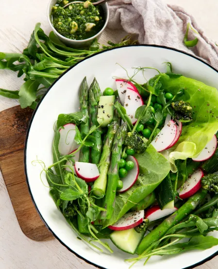 Salat mit gr&uuml;nem Spargel, Radiesschen, Erbsen 