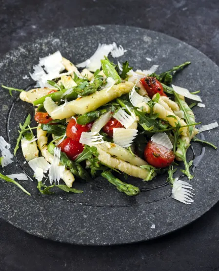 Spargel mit Rucola und Parmesan