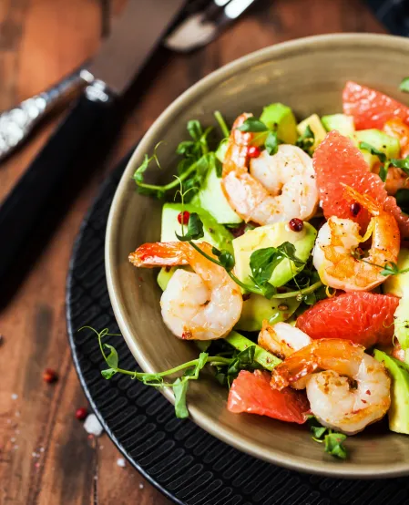 Sommersalat mit Garnelen Salat mit Grapefruit, Avocado und Garnelen