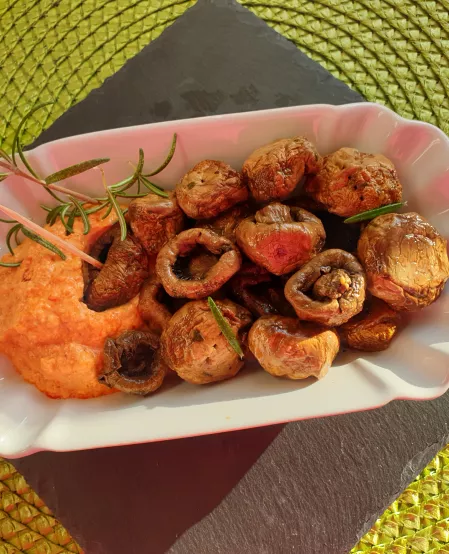 Champignons mit Dip Gebratene Champignons mit Dip, garniert mit Rosmarin.