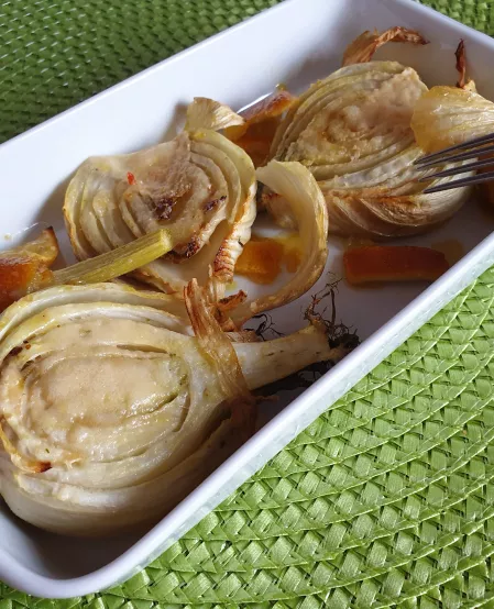 Ofenfenchel halbierte Fenchel in einer Auflaufform. Sie sind mit Käse überbacken