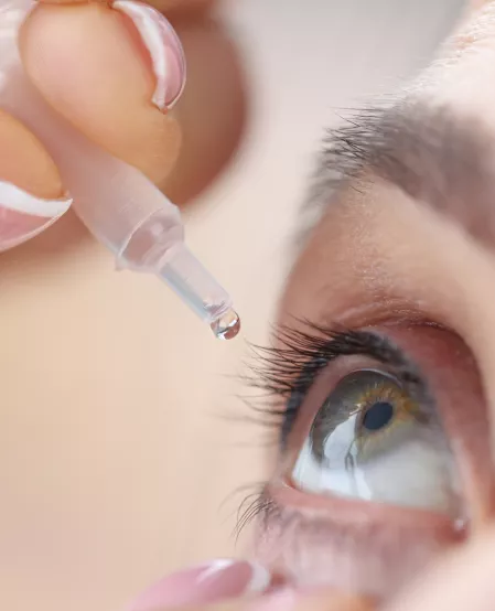 Auge beim Weittropfen durch den Augenarzt Auge beim Weittropfen durch den Augenarzt