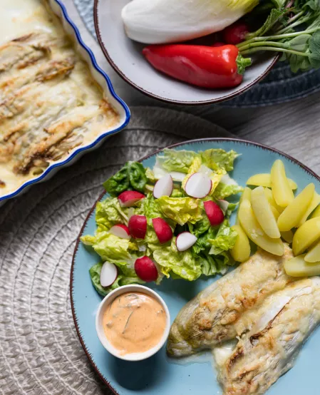 Überbackener Chicorée mit Kartoffeln, Dip und Radieschen