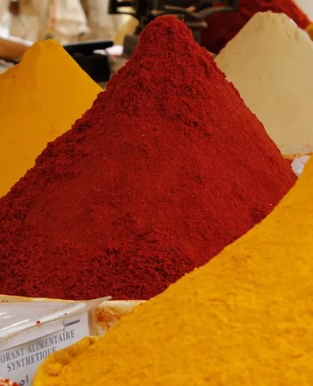 Nahaufnahme von Gewürpyramiden auf einem Markt