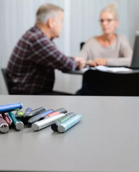 Insulin-Spritzen - Pens mit Patient und Arzt Insulin-Spritzen - Pens mit Patient und Arzt