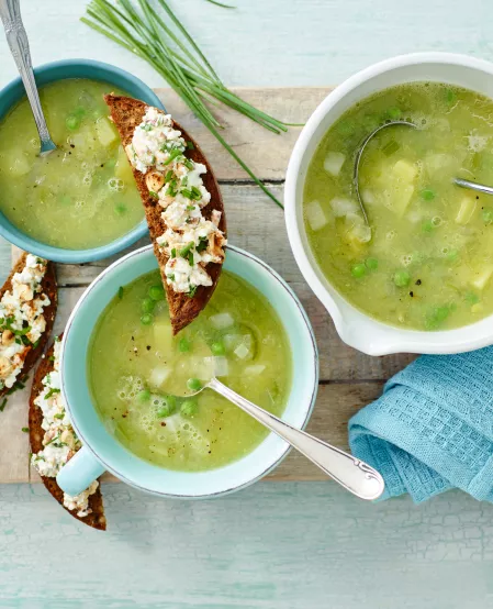 Feine Gemüsesuppe mit Cashew-Kräuter-Crostini Feine Gemüsesuppe mit Cashew-Kräuter-Crostini