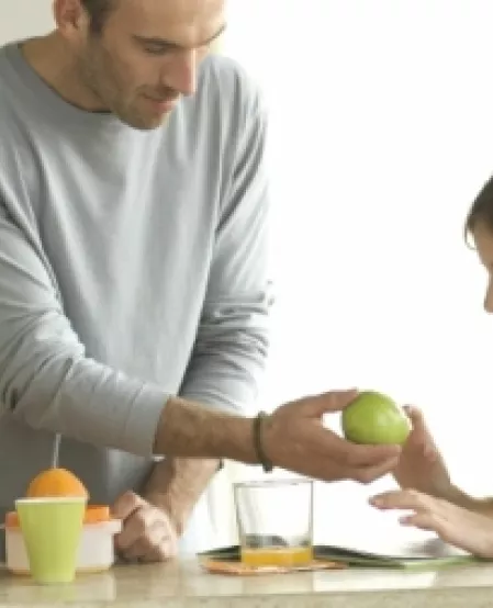 Mann gibt Kind einen Apfel Mann gibt Kind einen Apfel