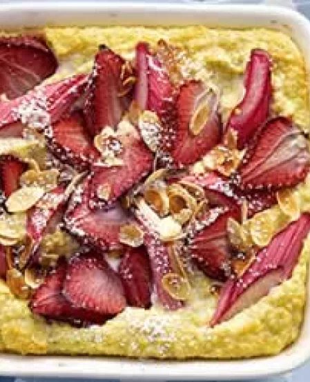 Überbackene Hirse mit Erdbeeren und Rhabarber Überbackene Hirse mit Erdbeeren und Rhabarber