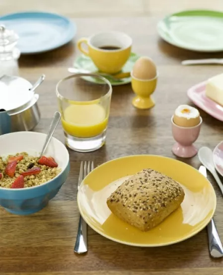 Frühstück mit Brötchen und Ei Frühstück mit Brötchen und Ei
