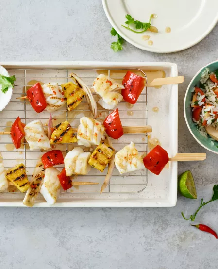 Gegrillte bunte Fischspieße